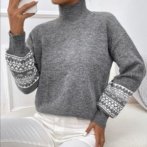 Medium size sweater with border on sleeves